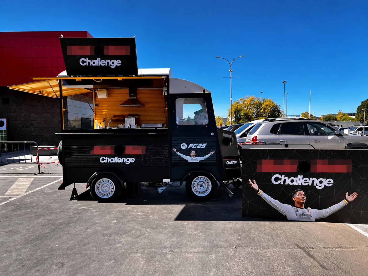 Food truck rotulado con la imagen de un cliente en un evento