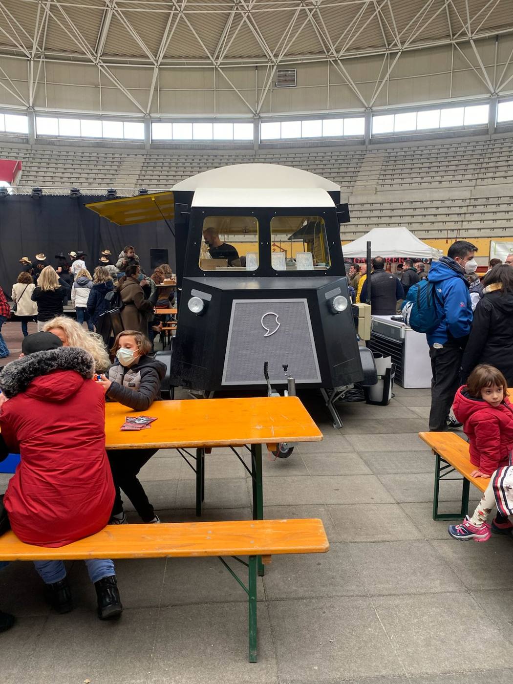 El food truck en un evento en recinto cubierto
