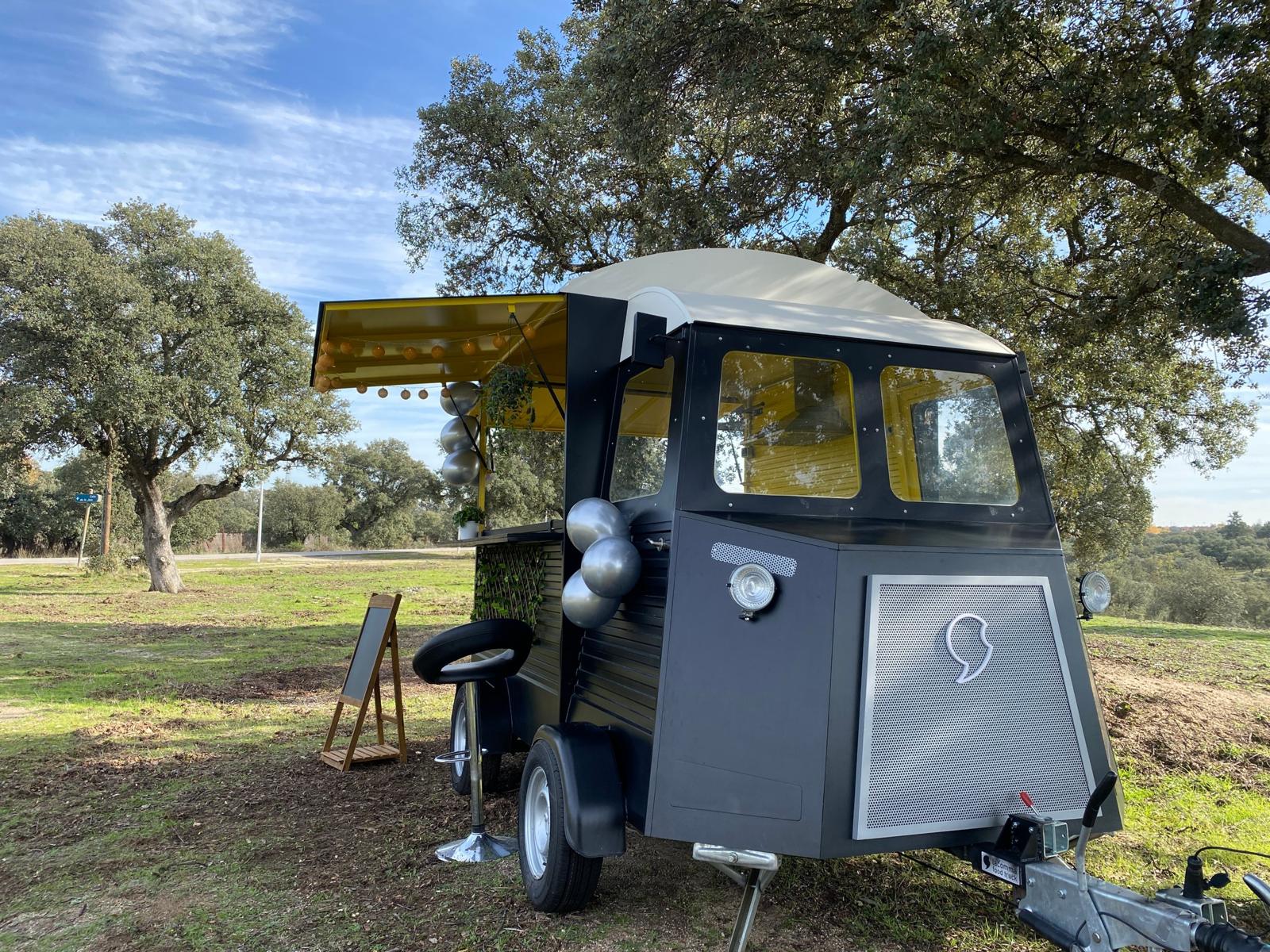 Food truck de MadTruck con el toldo amarillo abierto, listo para alquilar